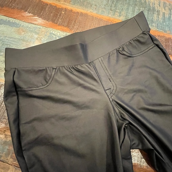 TORRID Full Length Signature Waist Faux Leather Pocket Legging NWOT - Picture 10 of 16